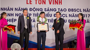 Chủ tịch kiêm Tổng Giám đốc Công ty được tặng danh hiệu “Doanh nhân xuất sắc” và “Doanh nhân năng động sáng tạo khu vực Đồng bằng sông Cửu Long” năm 2017